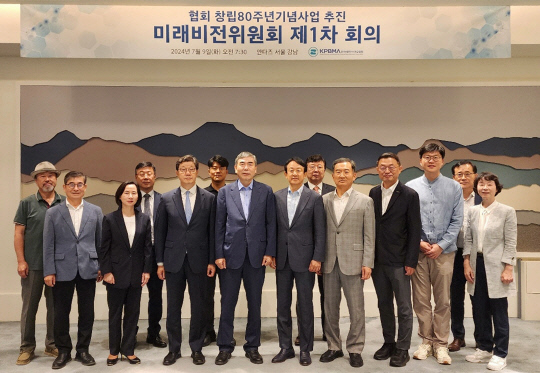 9일 한국제약바이오협회는 서울 강남구 안다즈호텔에서 협회 창립80주년기념사업 추진 미래비전위원회 제1차 회의를 마치고 기념촬영을 진행했다. 왼쪽부터 성균관대 이재현 객원교수, 미래비전네트워크 최영현 이사, 동국대 서경원 석좌교수, 제약바이오협회 이재국 부회장, 제약바이오협회 노연홍 회장, 카이스트 김우연 교수, 지아이디파트너스 이관순 대표(미래비전위원장), 지아이이노베이션 이병건 대표, 제약바이오협회 홍정기 상무이사, 제뉴원사이언스 이삼수 대표, 한국투자파트너스 황만순 대표, 웰트 강성지 대표, 제약바이오협회 엄승인 전무이사, 제약바이오협회 장우순 상무이사. 한국제약바이오협회 제공.